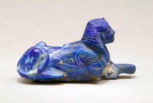 Bracelet inlay in the form of a sphinx made of lapis lazuli (Photo Metropolitan Museum of Art)
