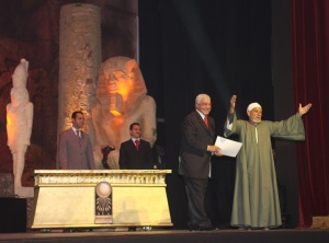 Dr. Hawass honors Mohammed Abdul Razzik, chief of the guards at Giza, at the Festival. (Photo: Jennifer Willoughby) 