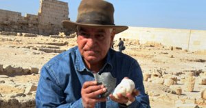 Dr,Zahi Hawass ans the uncovered fragments